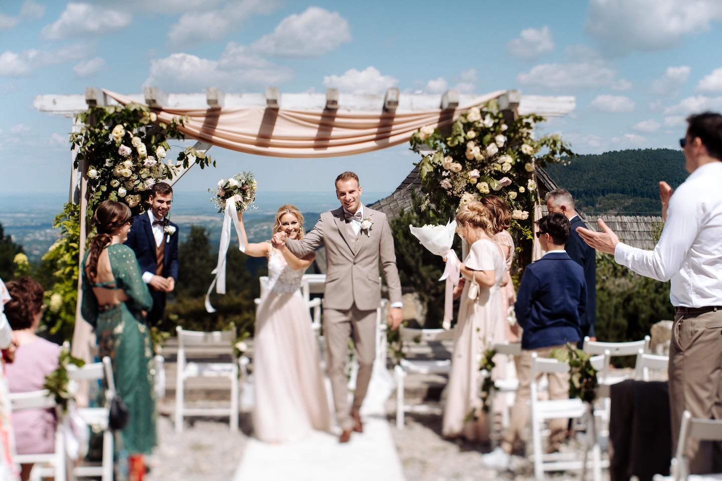 Ślub w plenerze – kompleksowy przewodnik organizacji niezapomnianej ceremonii